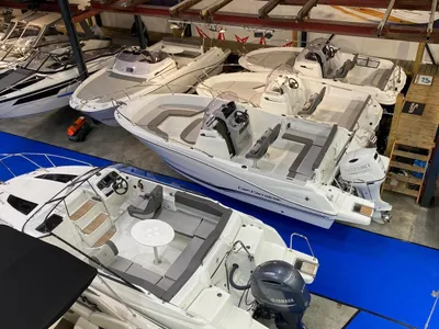 verschillende open boten in showroom