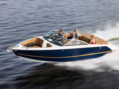 motorboot met passagiers op open water