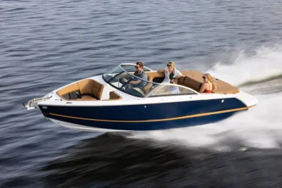 motorboot met passagiers op open water