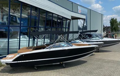 meerdere boten buiten bij showroom