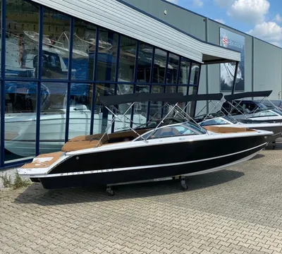 meerdere motorboten buiten bij showroom