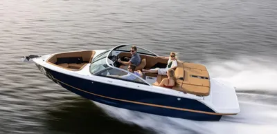 snelvarende open boot met passagiers