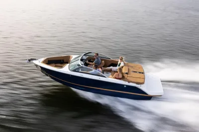 snelvarende motorboot met passagiers
