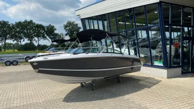motorboot op trailer bij showroom