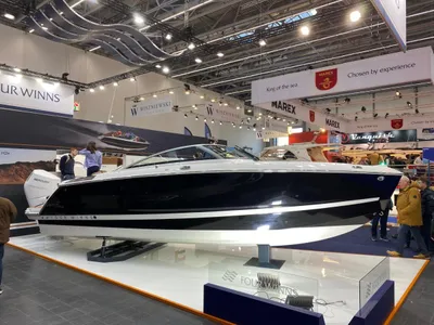 motorboot tentoongesteld op beursvloer