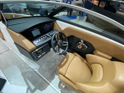 besturing en stoel van bootinterieur