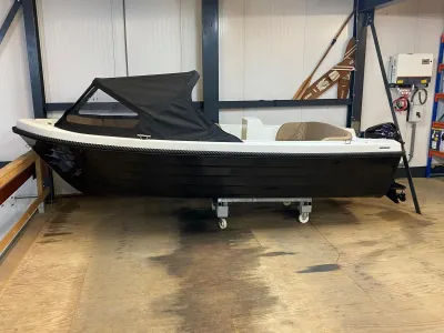 sloep met zwarte kap in binnenopstelling