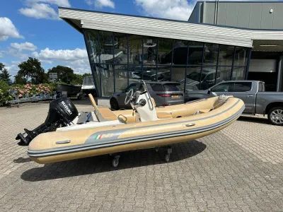 rubberboot op parkeerplaats bij showroom