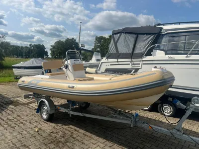 RIB op aanhanger bij andere boten