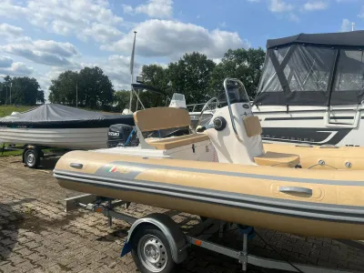 opblaasbare rib met console op trailer