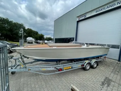 motorboot op trailer bij bedrijfsgebouw