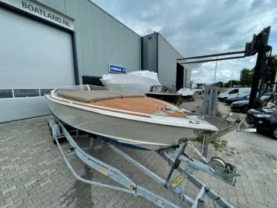 motorboot op trailer voor bedrijfsgebouw