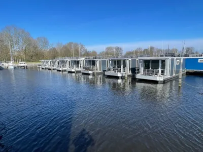 woonboot in jachthaven bij Naarden