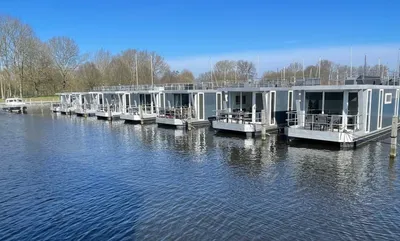 woonboot in jachthaven bij Naarden