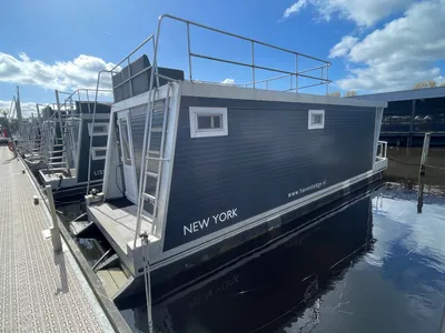 woonboot in jachthaven bij steiger