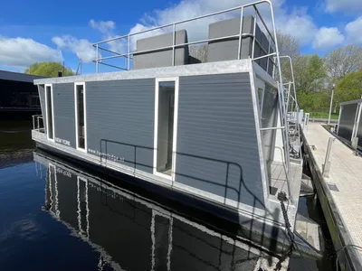 woonboot aangemeerd naast steiger