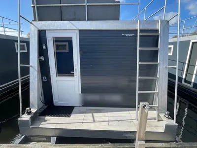 voorkant van havenlodge aan het water