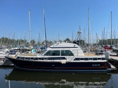 Motorjacht aangemeerd in jachthaven