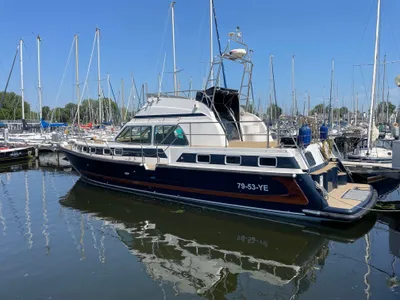 motorjacht afgemeerd in een drukke jachthaven