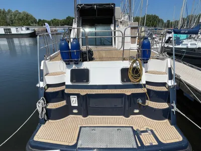 achterdek en zwemplateau van motorjacht