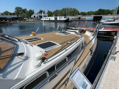 voorkant dek van motorjacht aan steiger