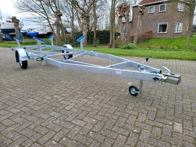 verzinkte zeilboottrailer op straat
