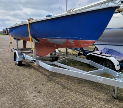 zeilboot op trailer in jachthaven