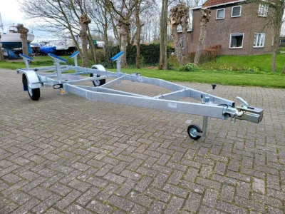 zeilboottrailer op stenen parkeerplaats