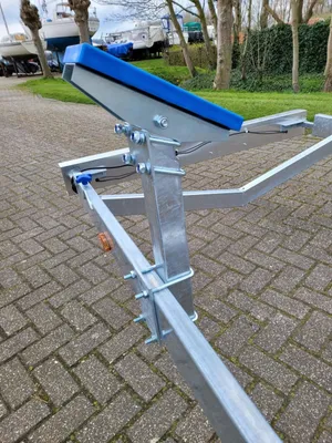 voorkant trailer met blauwe kielsteun