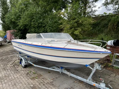 snelboot op trailer in buitenopslag