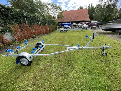 ongeremde boottrailer op grasveld