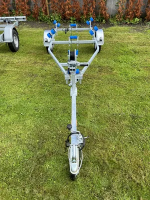 boottrailer op grasveld, vooraanzicht