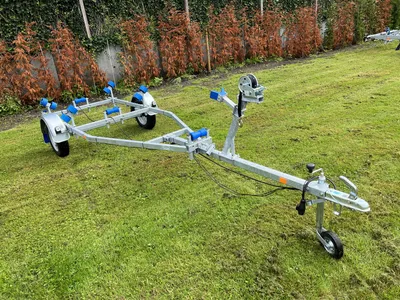 ongeremde trailer op grasveld