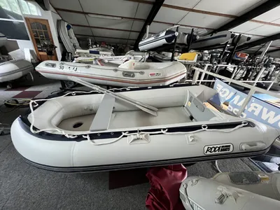 opblaasboot in binnenruimte