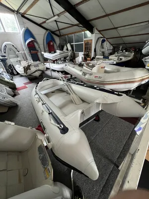 rubberboten in binnenopslag