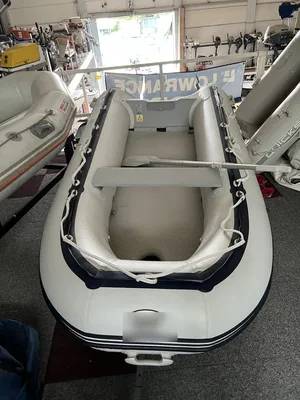 opblaasbare rubberboot in showroom