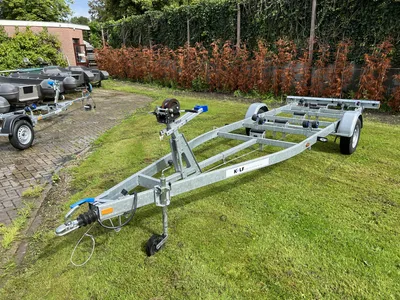 boottrailer op gras en bestrating