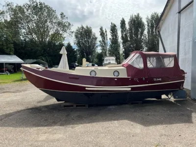 rode motorboot op land met kap