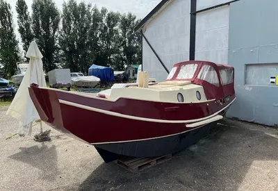 bordeauxrode schouw op droge ligplaats