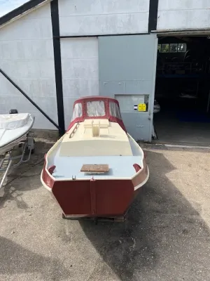 kleine boot geparkeerd voor loods