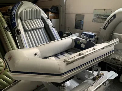 opblaasbare rubberboot in opslag