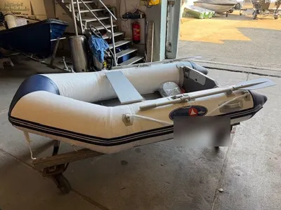 opgepompte rubberboot in binnenhal