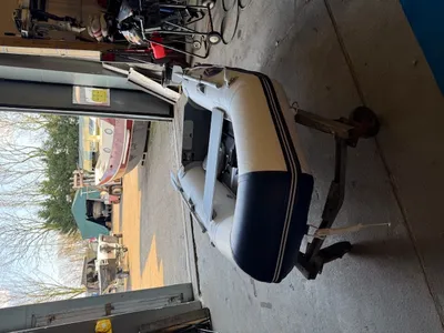 opgepompte rubberboot in loods