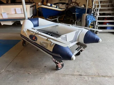 opgepompte rubberboot in showroom