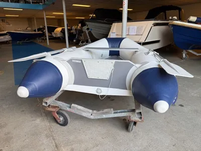 opgepompte rubberboot in showroom