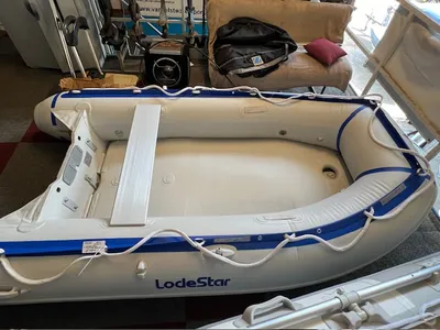 opblaasbare rubberboot in showroom