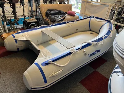 opblaasbare rubberboot in showroom