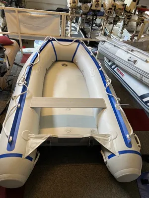 opblaasbare rubberboot in showroom