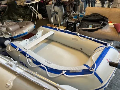 opblaasbare boot in binnenruimte