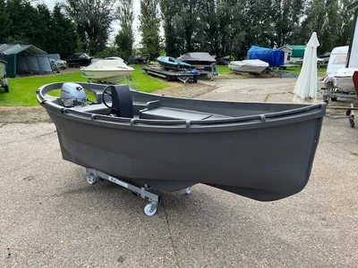 grijze kunststof boot op opslagterrein